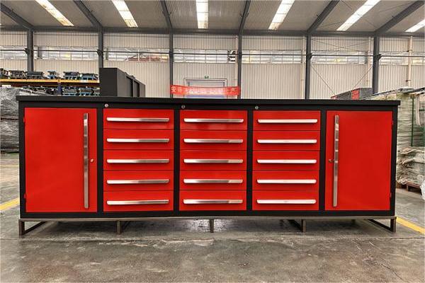 So organisieren Sie Ihre Werkzeuge mit einem herausnehmbaren Garagenschrank mit 40 Schubladen