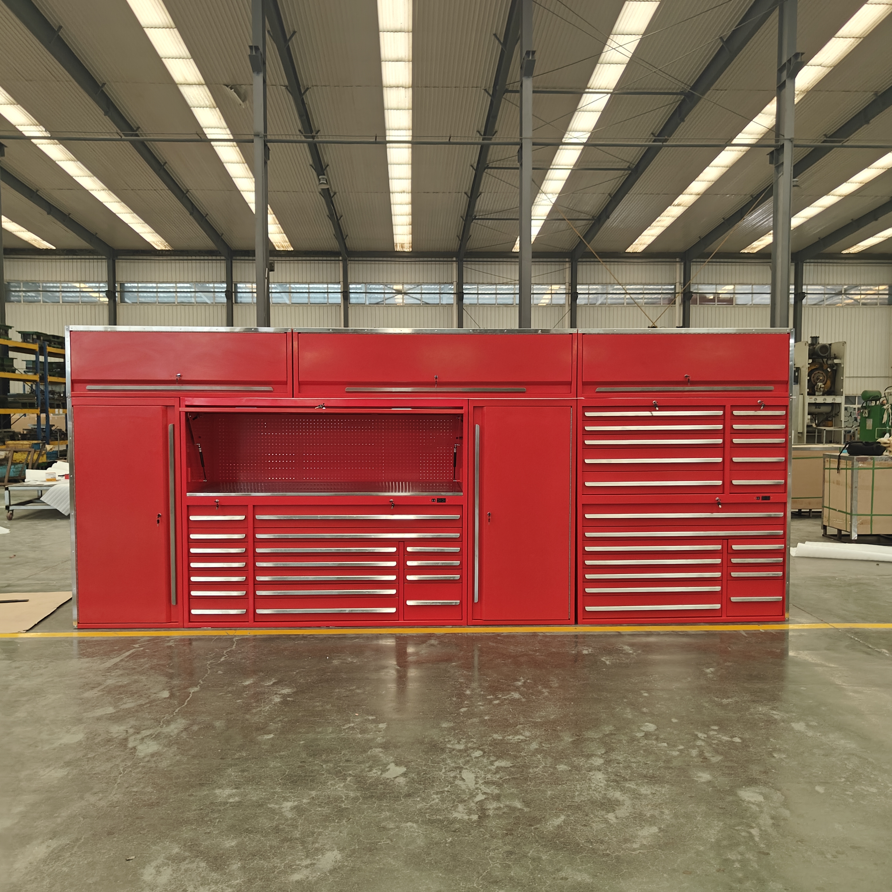 Roter Werkzeuggaragenschrank