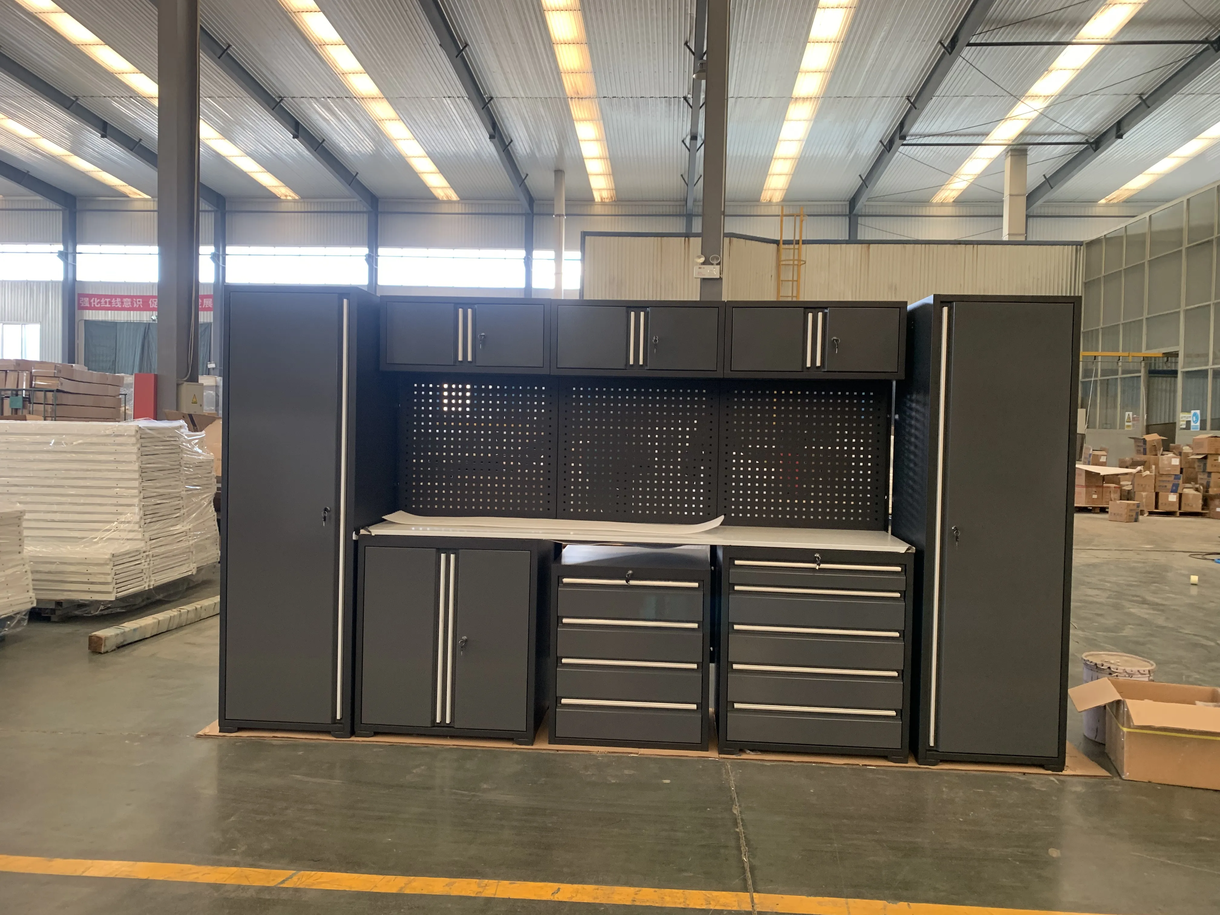 Multifunktionaler Werkzeugschrank aus Metall