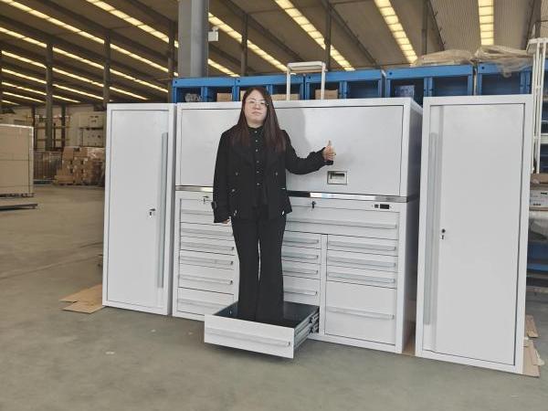 Weißer Werkzeugschrank