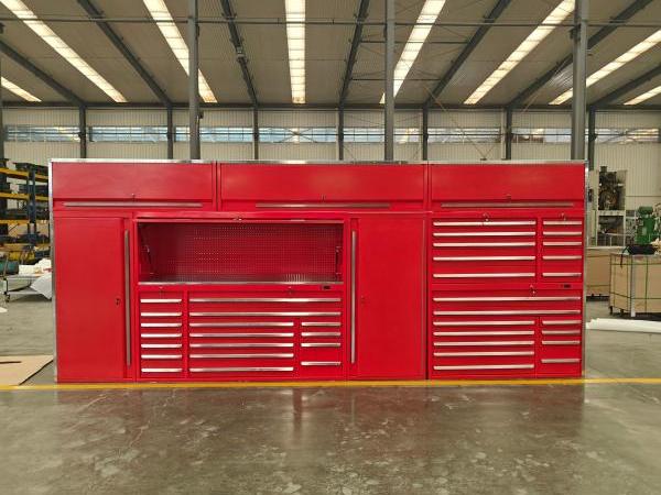 Rote Werkzeuggarageschrank