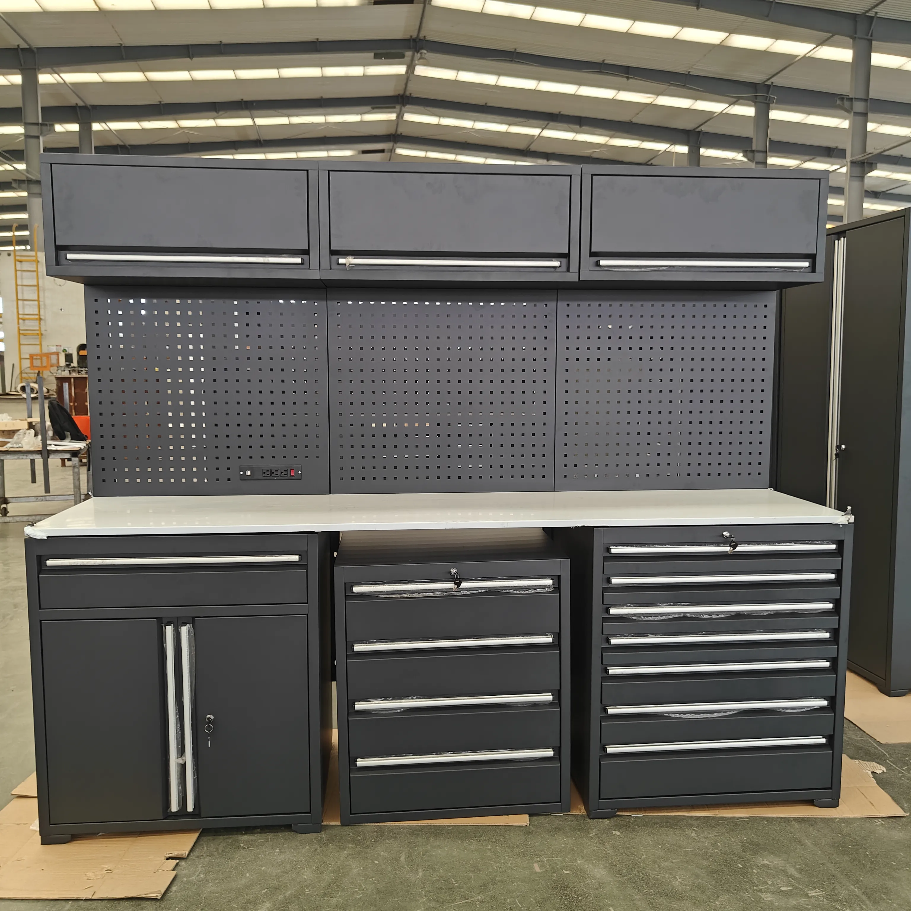 Was sind die Eigenschaften einer stabilen Metall -Workbench?
