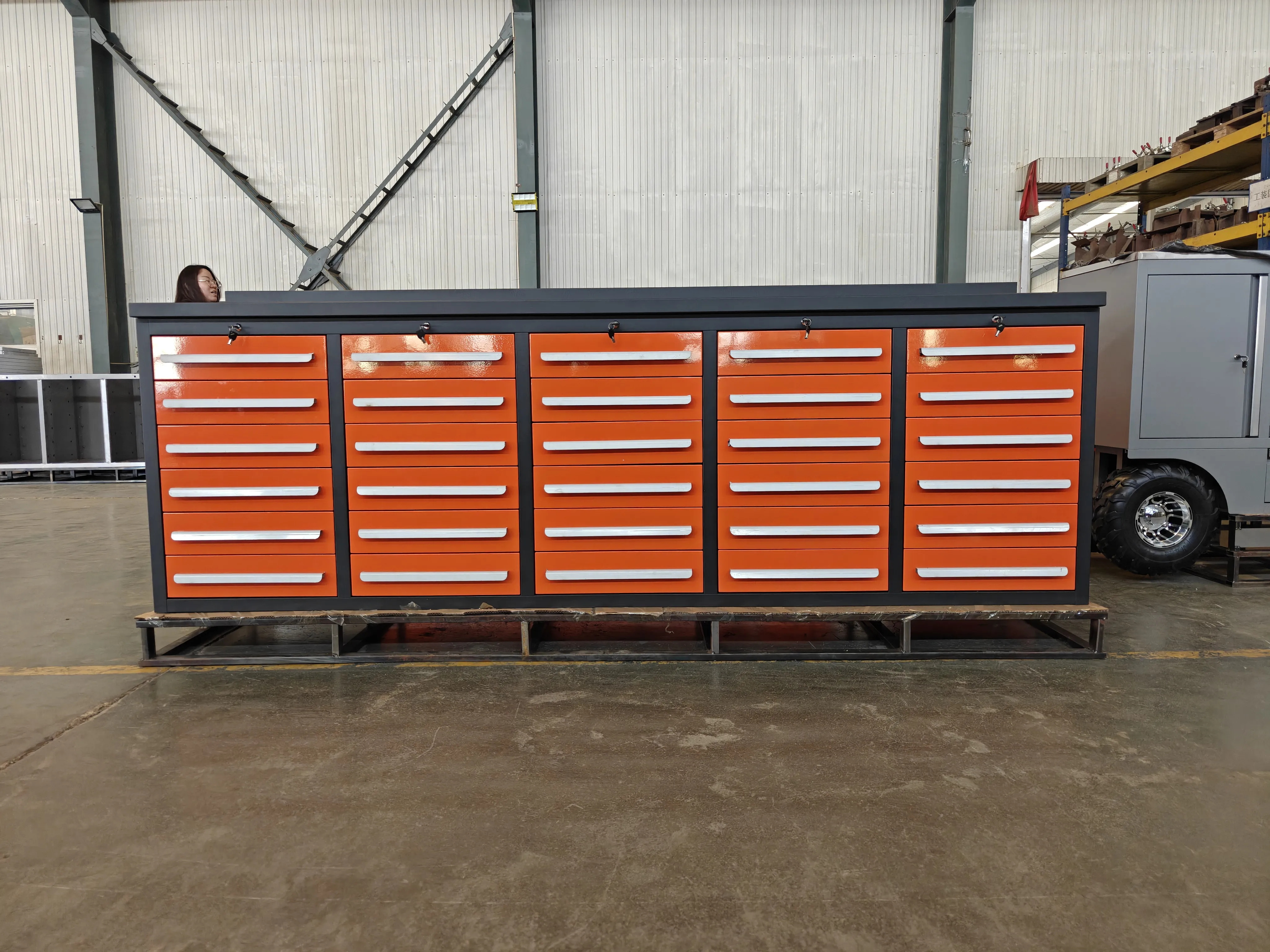Was sind die Merkmale der Orange 30 -Schubladen -Workbench?