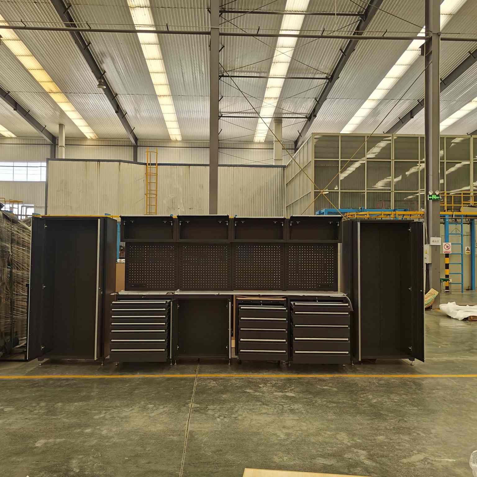 Schwarze Garagekabinettskombination