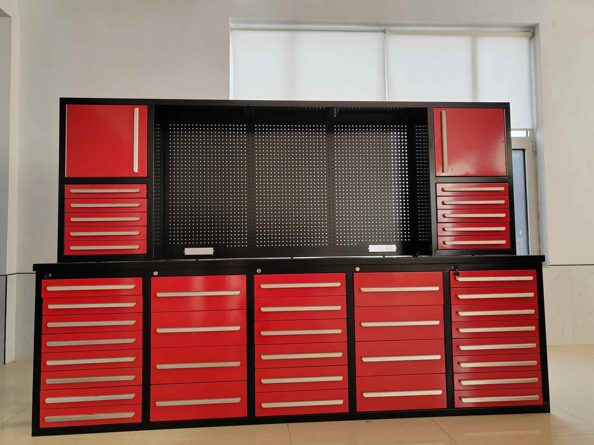 Roter Metall -Werkzeugschrank
